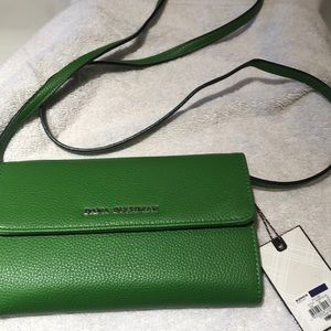 A green hand bag